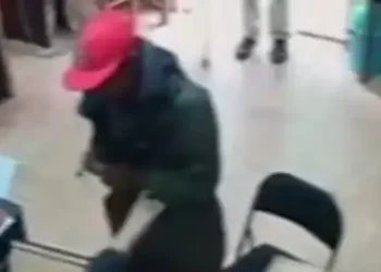 Las cámaras de seguridad de la institución captaron imágenes de lo ocurrido. FOTO: RRSS