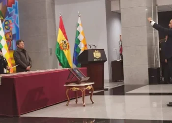 Roberto Ríos es posesionado como ministro de Gobierno.