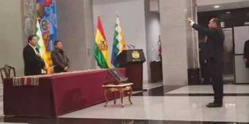 Roberto Ríos es posesionado como ministro de Gobierno.