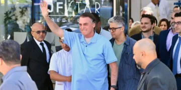 Bolsonaro saluda a su seguidores/AFP
