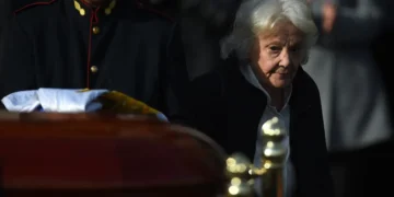 Su esposa, Lucía Topolansky acompañó el cortejo fúnebre/AFP