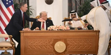 La firma del acuerdo entre Boeing y Qatar Airways /AFP