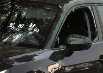 El vehículo terminó con varios impactos de bala/AFP