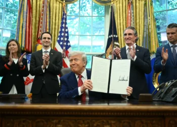 Donald Trump firmó un decreto/AFP