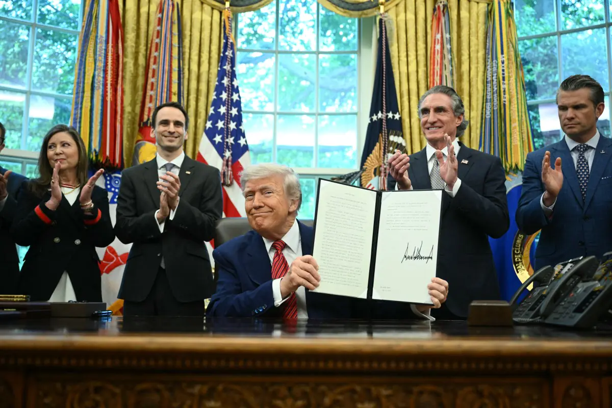 Donald Trump firmó un decreto/AFP