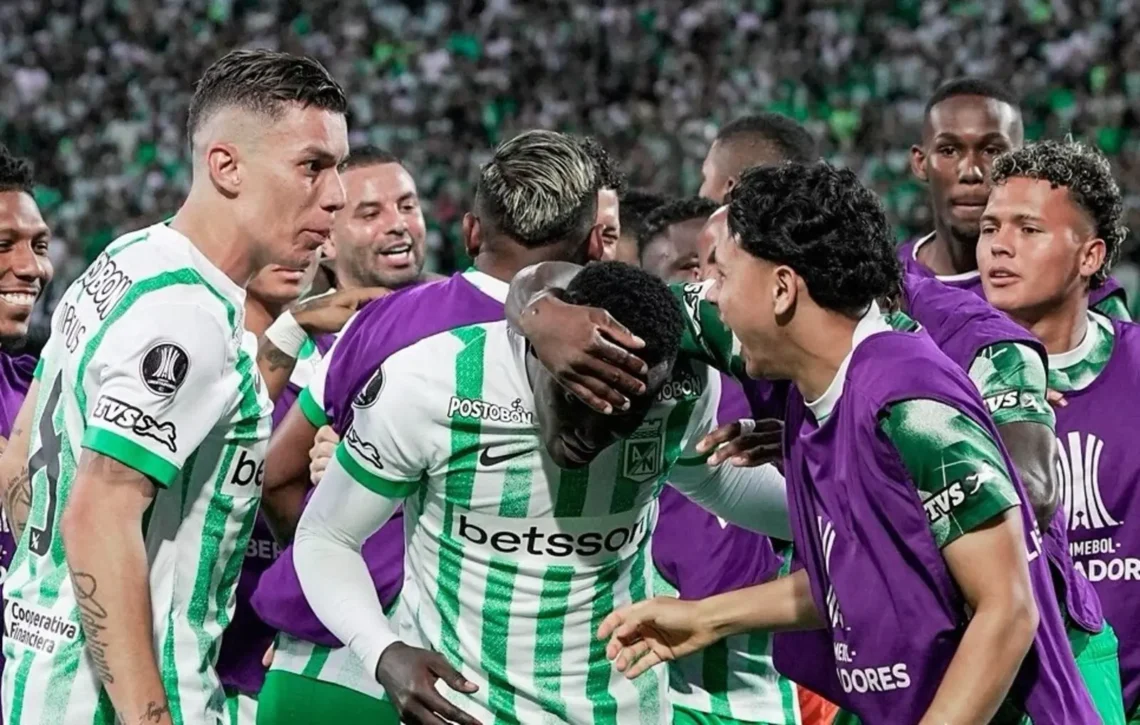 Jugadores de Atlético Nacional festeja la clasificación
