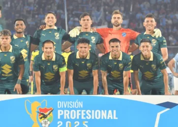 La formación de Bolívar en el estadio Félix Capriles (APG)