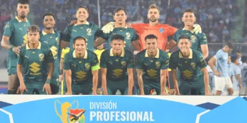 La formación de Bolívar en el estadio Félix Capriles (APG)