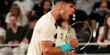 El tenista español Carlos Alcaraz festeja un punto obtenido en el partido de este viernes (AFP)