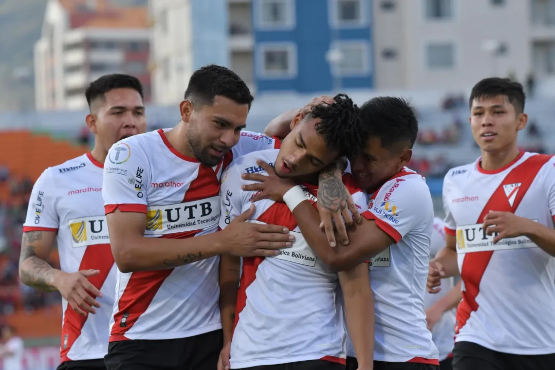 Todos los abrazos son para Moisés Paniagua, figura del crédito de El Alto. (APG)