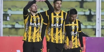 Los atigrados celebran uno de sus goles este lunes en el Hernando Siles (APG).