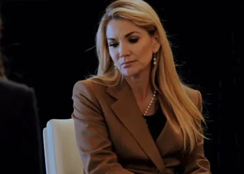 La imagen de Jeanine Áñez convertida por IA. Captura: Cara a Cara Podcast