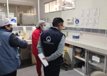 El Defensor del Pueblo en una visita al Banco de Sangre de El Alto. Foto: Defensoría del Pueblo.