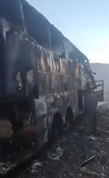 El fuego consumió el motorizado. Foto: Captura Facebook Radio-Camargo Cinti Bolivia.