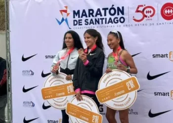 Jhoselyn Camargo (der.) posa con las otras dos atletas que ocuparon los tres primeros lugares.