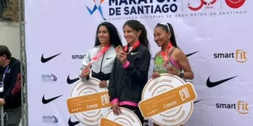 Jhoselyn Camargo (der.) posa con las otras dos atletas que ocuparon los tres primeros lugares.