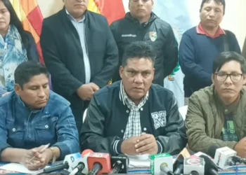 El exdiputado Héctor Arce brinda una conferencia de prensa.