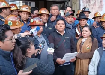Dirigente del denominado Pacto Popular brinda una conferencia de prensa.