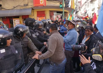 La marcha evista intenta romper un cerco policial. (Foto APG)