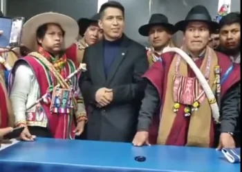 El presidente del Senado, Andrónico Rodríguez, recibe el respaldo de los campesinos.
