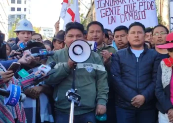 Dirigente afines a Evo Morales brinda una conferencia de prensa tras su movilización.
