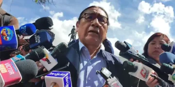 El presidente del FPV, Eliseo Rodríguez, es entrevistado por la prensa.