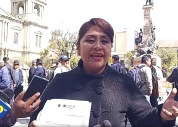 La presidenta de Pan- Bol, Ruth Nina, es entrevistada por la prensa.
