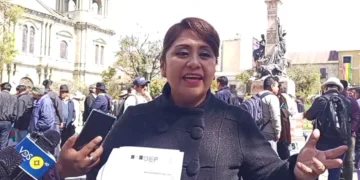 La presidenta de Pan- Bol, Ruth Nina, es entrevistada por la prensa.