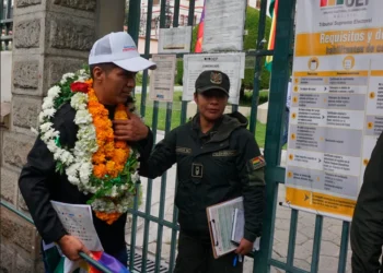 Andrónico Rodríguez ingresa al TSE