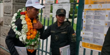 Andrónico Rodríguez ingresa al TSE