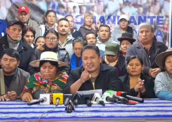 Dirigentes evistas brindan una conferencia de prensa.