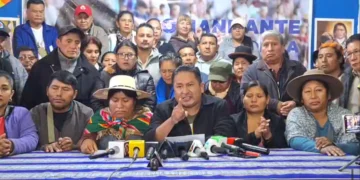 Dirigentes evistas brindan una conferencia de prensa.