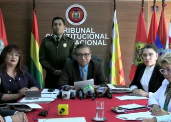 Magistrados del TCP brindan una conferencia de prensa.