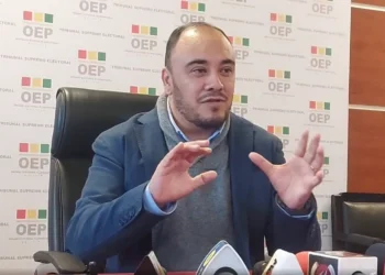 El vocal del TSE Gustavo Ávila brinda una conferencia de prensa.