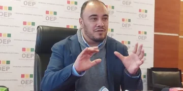El vocal del TSE Gustavo Ávila brinda una conferencia de prensa.