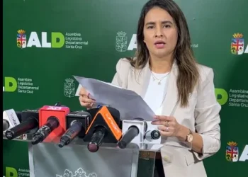 La asambleísta Paola Aguirre brinda una conferencia de prensa.