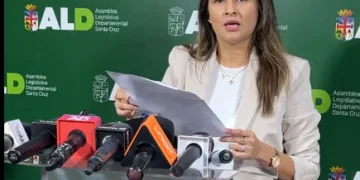 La asambleísta Paola Aguirre brinda una conferencia de prensa.