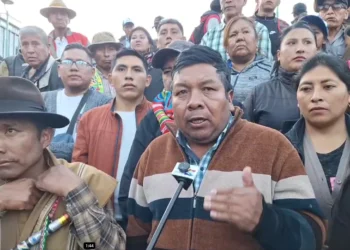 Dirigencia del Pacto de Unidad afín al expresidente Evo Morales brinda una conferencia de prensa.