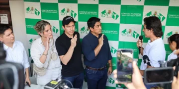 Los concejales que son parte de la directiva 2025-2026 realizando el juramento. Foto: Facebook Concejo Municipal de Santa Cruz de la Sierra.