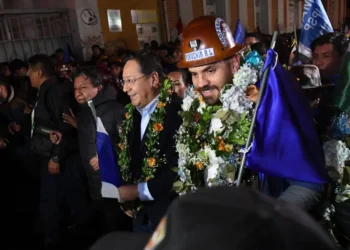 El vicepresidente David Choquehuanca, el presidente Luis Arce y el exministro Eduardo del Castillo marchan al TSE, el lunes.