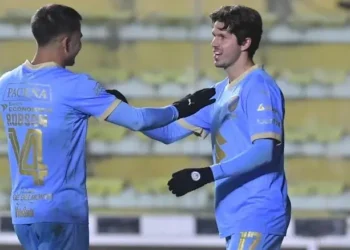José Sagredo y Patricio Rodríguez celebran el segundo gol académico. (APG).