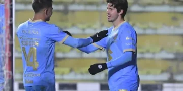 José Sagredo y Patricio Rodríguez celebran el segundo gol académico. (APG).