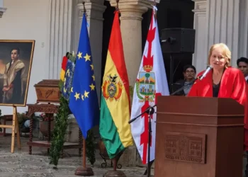 SUCRE. Embajadora de Francia, Hélène Roos, rindió homenaje a Juana Azurduy en la Casa de la Libertad.