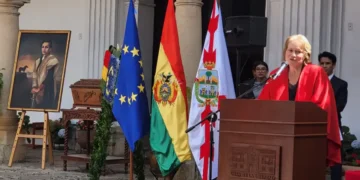 SUCRE. Embajadora de Francia, Hélène Roos, rindió homenaje a Juana Azurduy en la Casa de la Libertad.