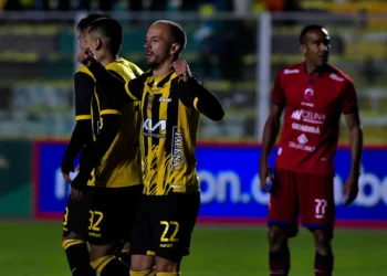 El paraguayo Juan Sinforiano Godoy celebra su gol para los atigrados. (APG).