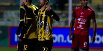 El paraguayo Juan Sinforiano Godoy celebra su gol para los atigrados. (APG).