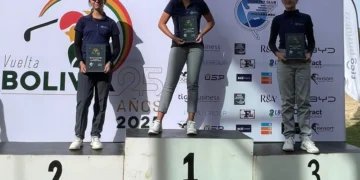 Las golfistas premiadas en el certamen. (Federación Boliviana de Golf)