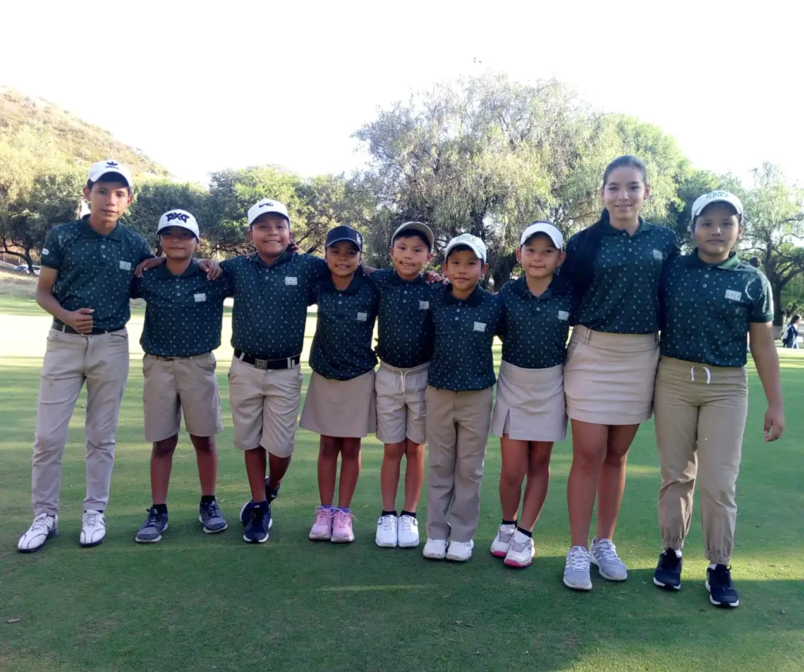 El equipo boliviano de golf posa.