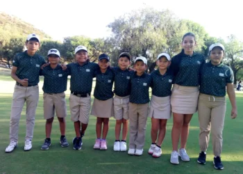 El equipo boliviano de golf posa.