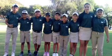 El equipo boliviano de golf posa.